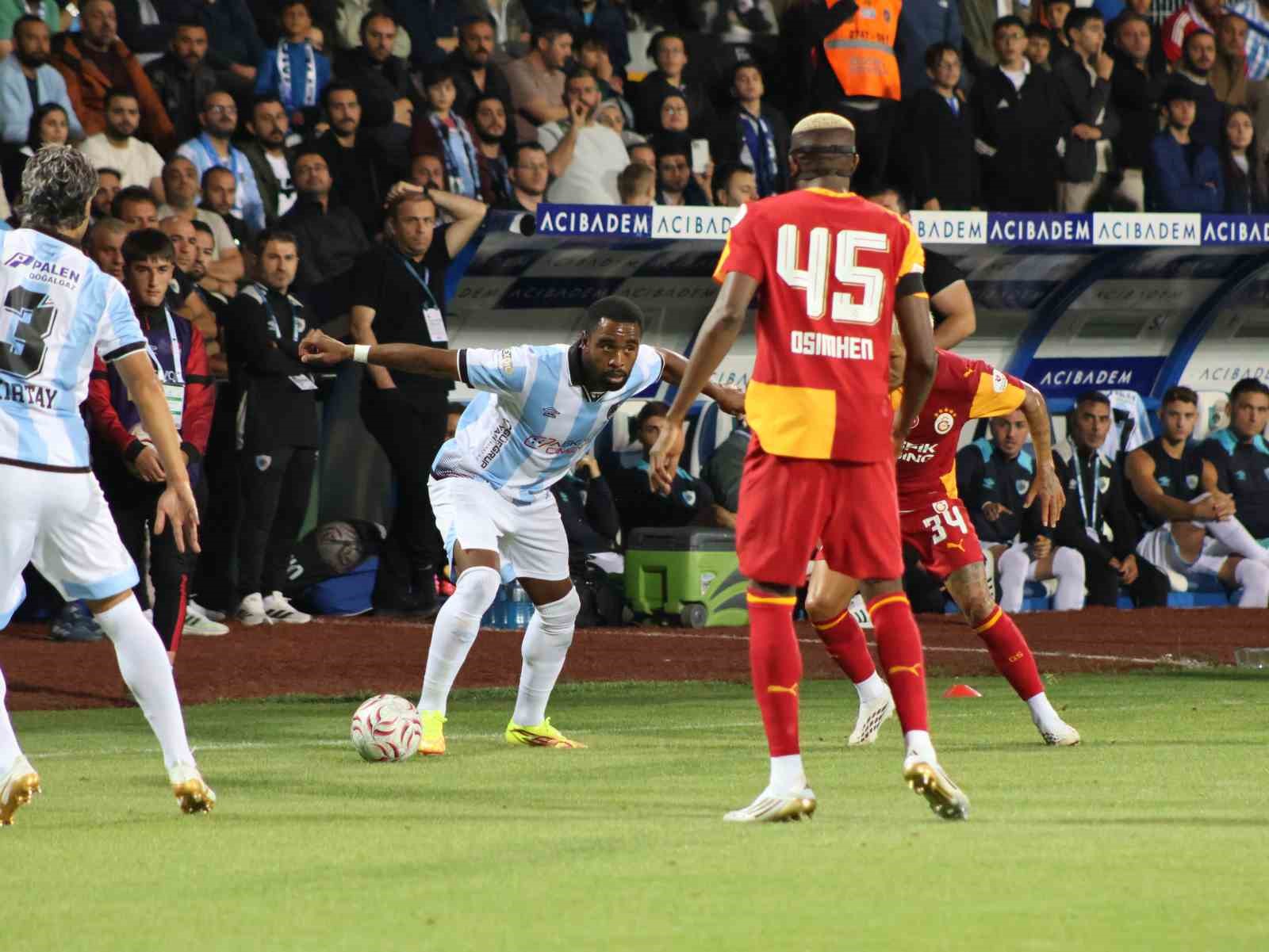Erzurumspor FK ve Galatasaray futbolcuları saha kenarında top için mücadele ediyor.