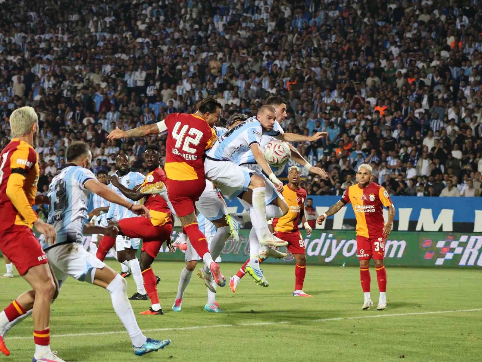 Çok sayıda Erzurumspor FK ve Galatasaray oyuncusu hava topuna yükseliyor.