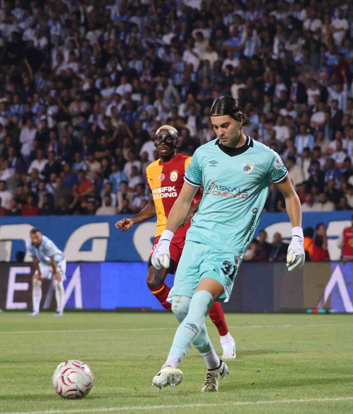Erzurumspor FK kalecisi Matija Orbanic topu uzaklaştırmaya hazırlanıyor.