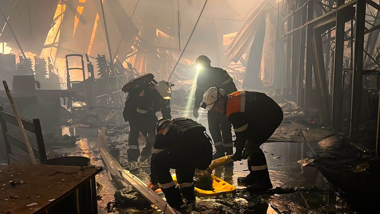 Krivyi Rih’te hasar gören alışveriş merkezi içinde çalışan kurtarma ekipleri.