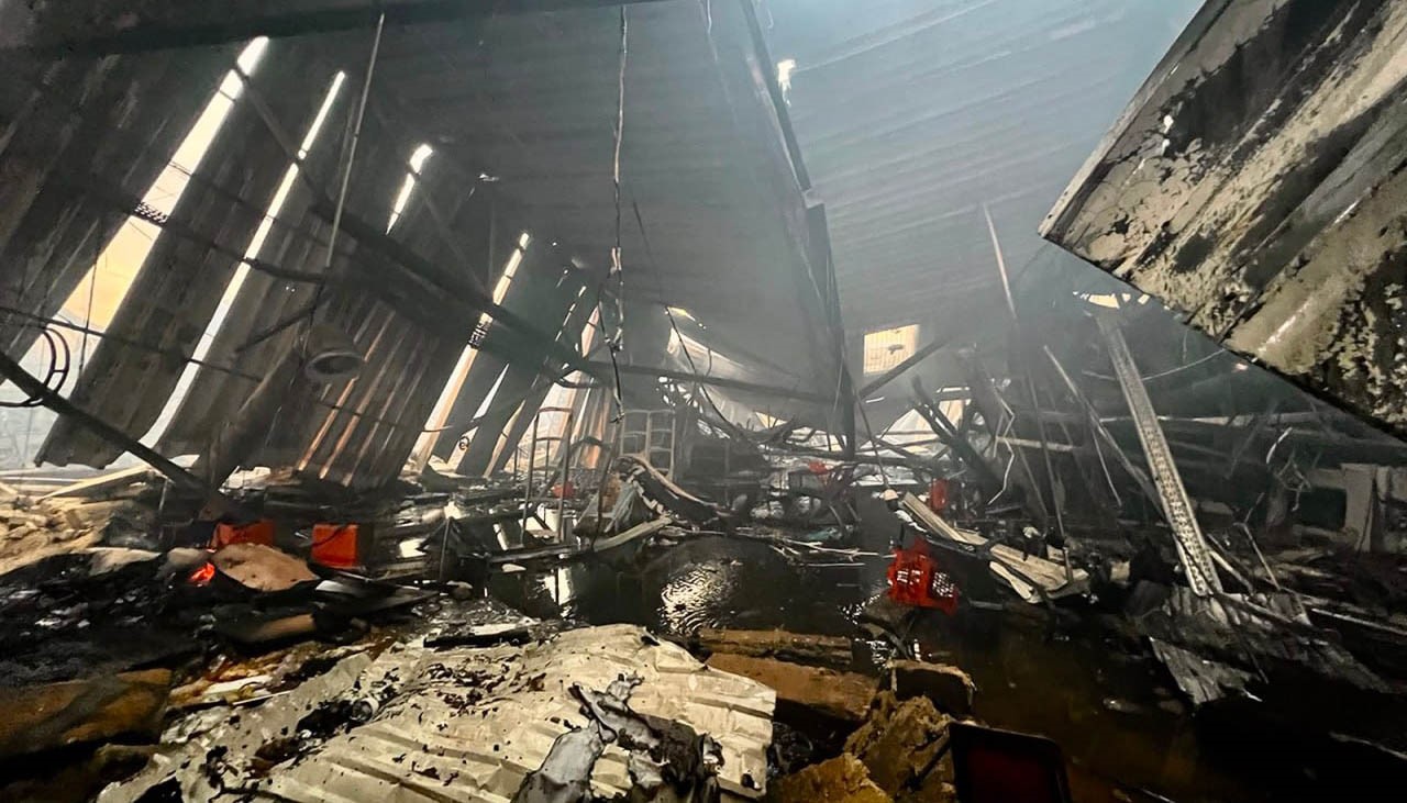 Krivyi Rih’teki alışveriş merkezinin saldırı sonrası hasar gören iç bölümü.