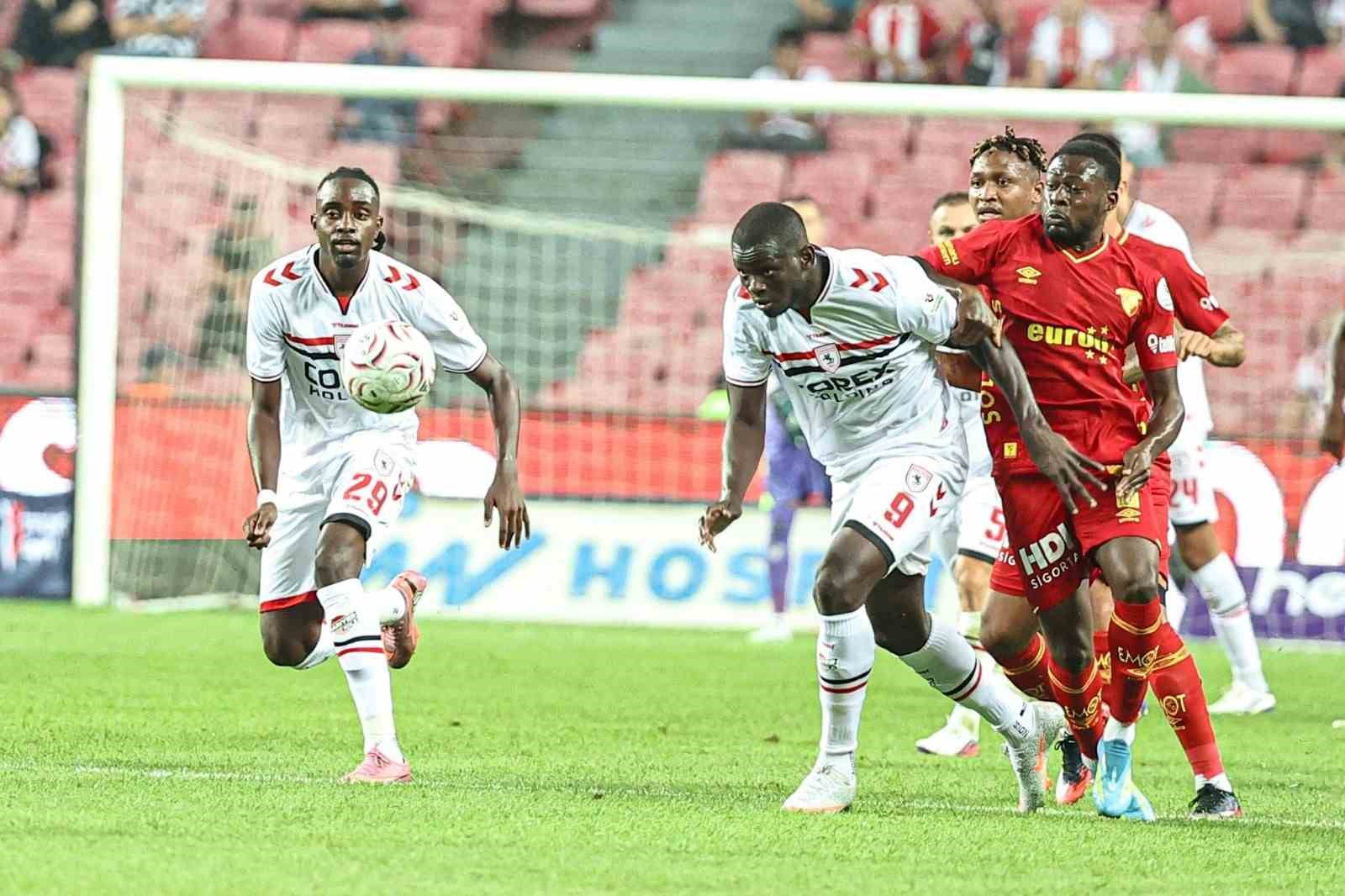Göztepe ile Gençlerbirliği arasında oynanan bir maçtan arşiv görüntüsü.