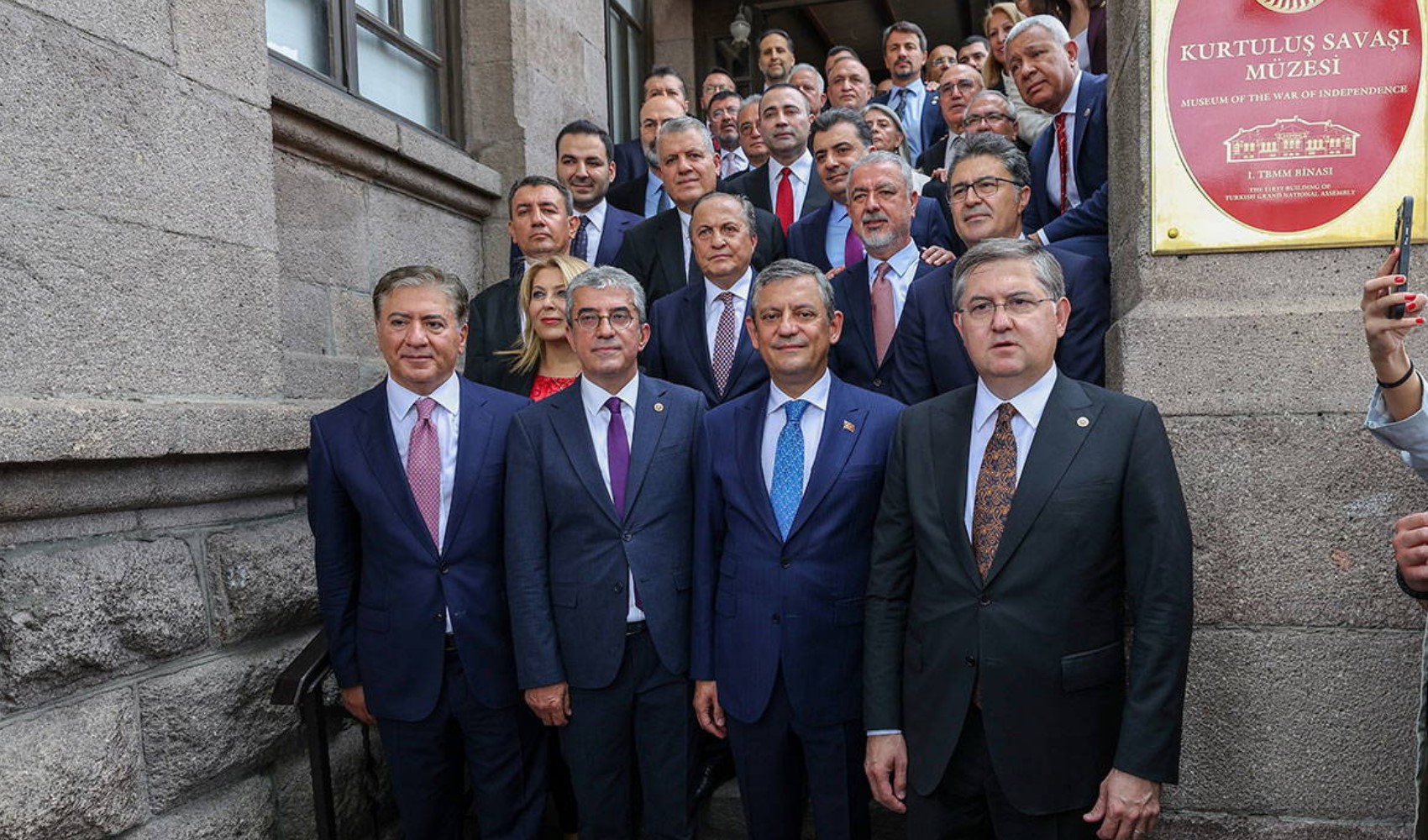 Özgür Özel'den YENİ Parti'de vitrin değişikliği: 3 isim gidiyor