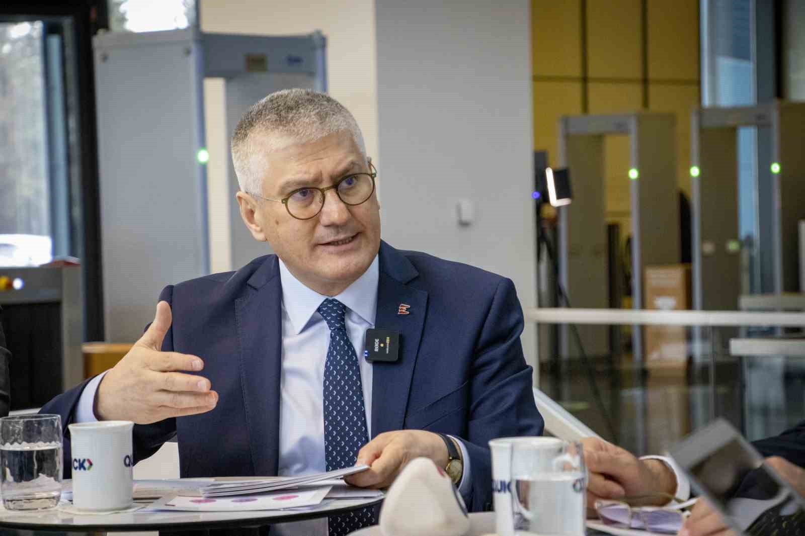 Maher Holding Sigorta Grubu Başkanı Ahmet Yaşar toplantı sırasında açıklamalarda bulunuyor.