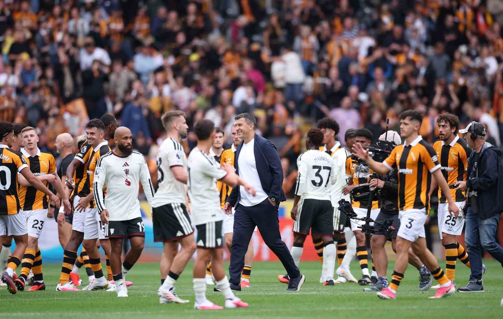 Hull City ve Manchester United oyuncuları maç sırasında sahada görülüyor.