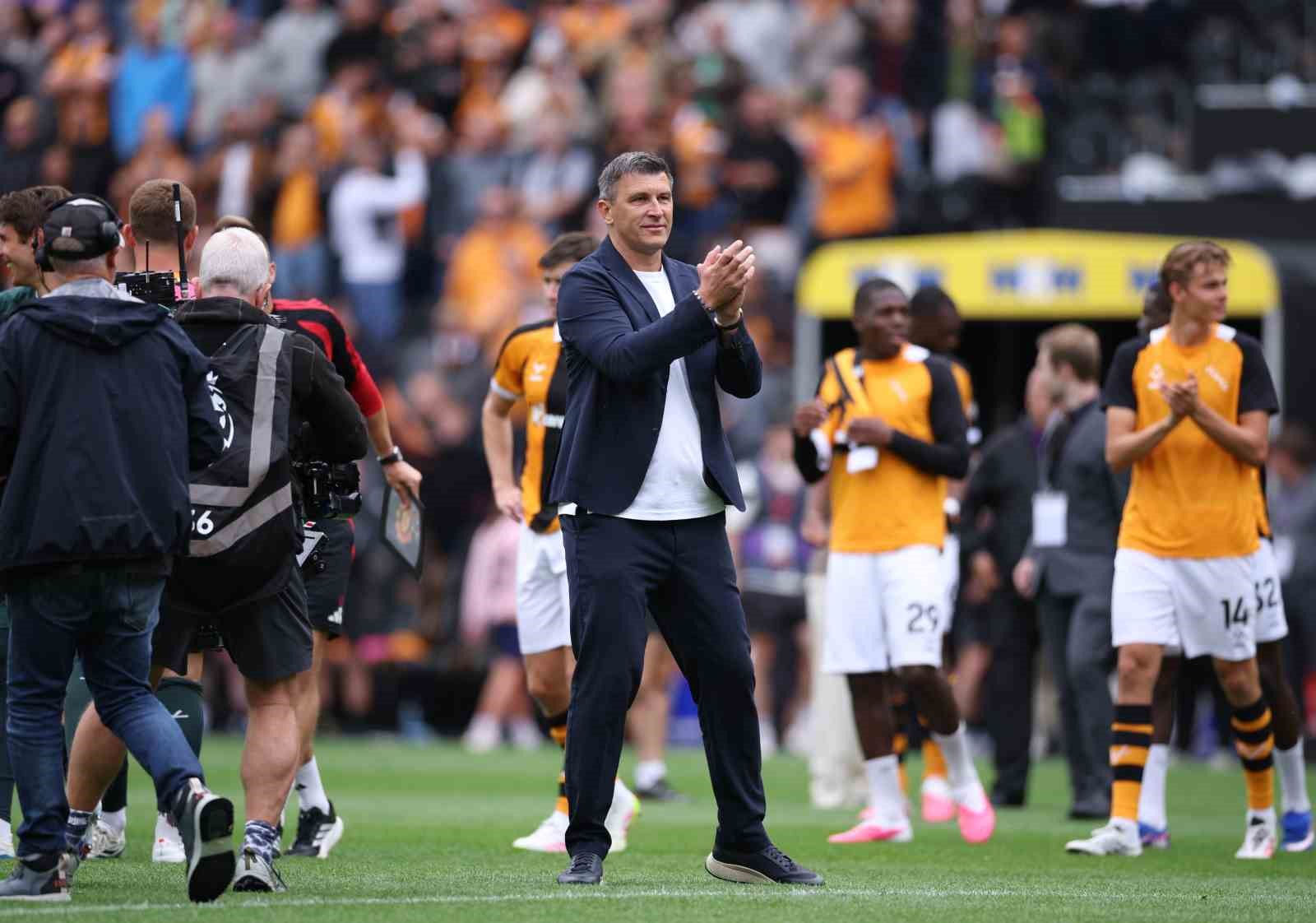 Hull City teknik heyeti ve futbolcuları maç sonrası sahada taraftarların önünde yer alıyor.