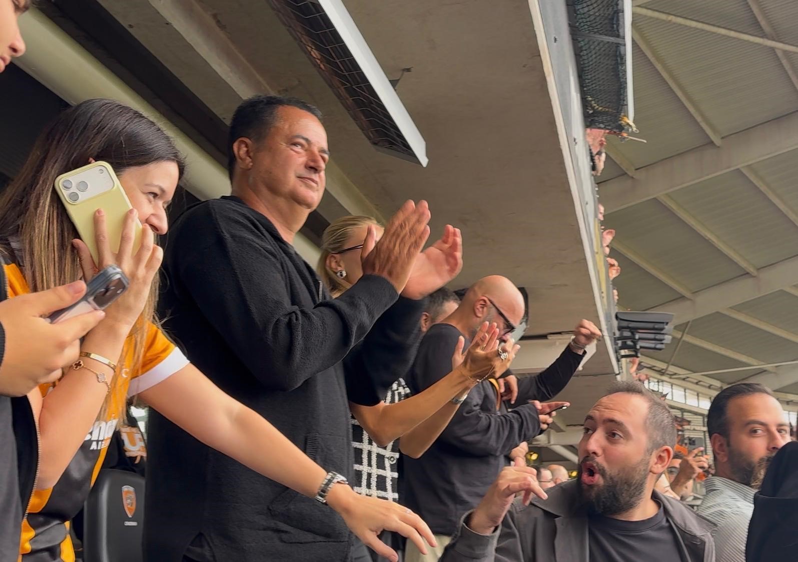 Acun Ilıcalı tribünde alkışlayarak Hull City’nin galibiyetini kutluyor.