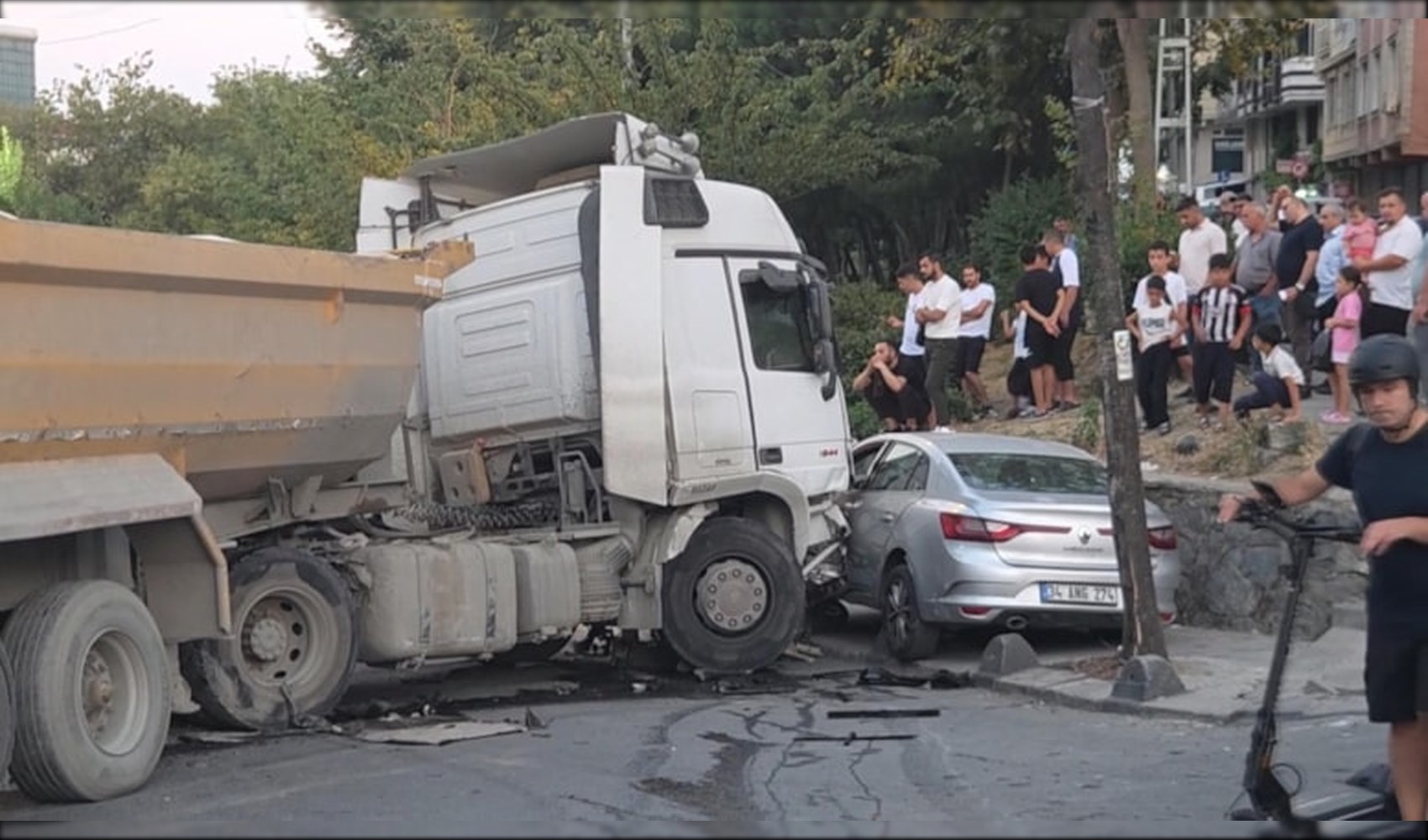 Esenler’de fren arızası kaza getirdi: Hafriyat kamyonu yedi araca zarar verdi