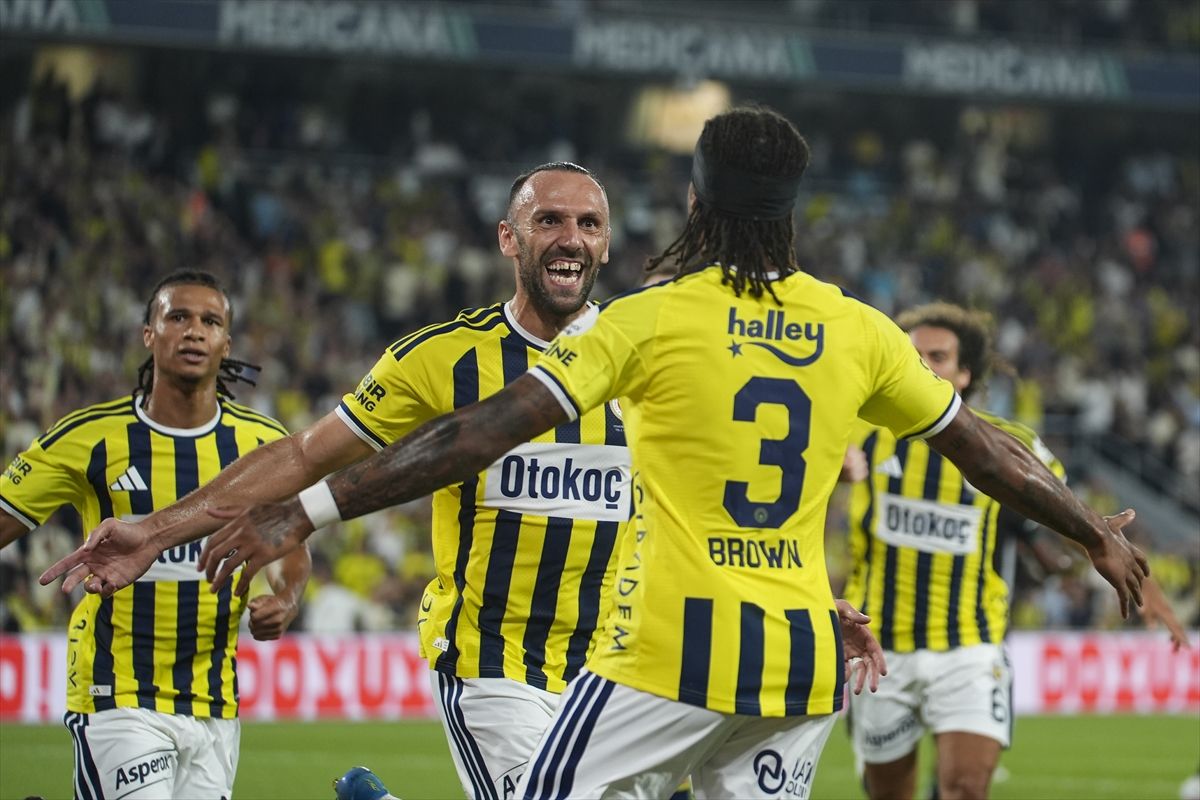 Fenerbahçeli futbolcular gol sevincinde Vedat Muriqi’nin etrafında toplanıyor.