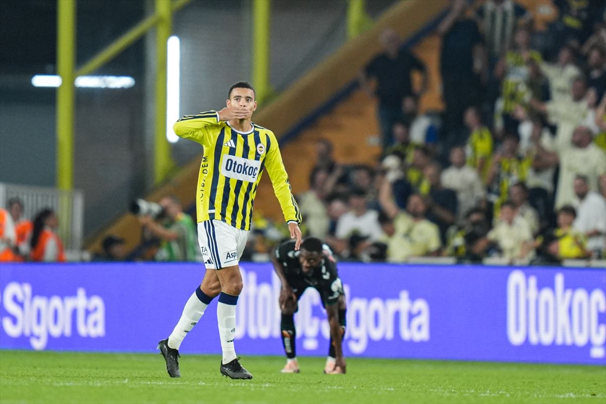 Fenerbahçeli Mason Greenwood, gol sevincini tribünlere doğru yapıyor.