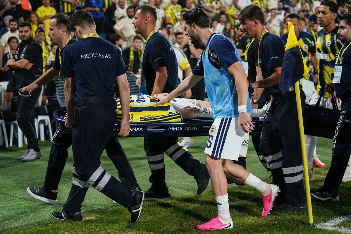 Sağlık ekipleri, Fenerbahçeli Kerem Aktürkoğlu’nu sedyeyle saha kenarına taşıyor.