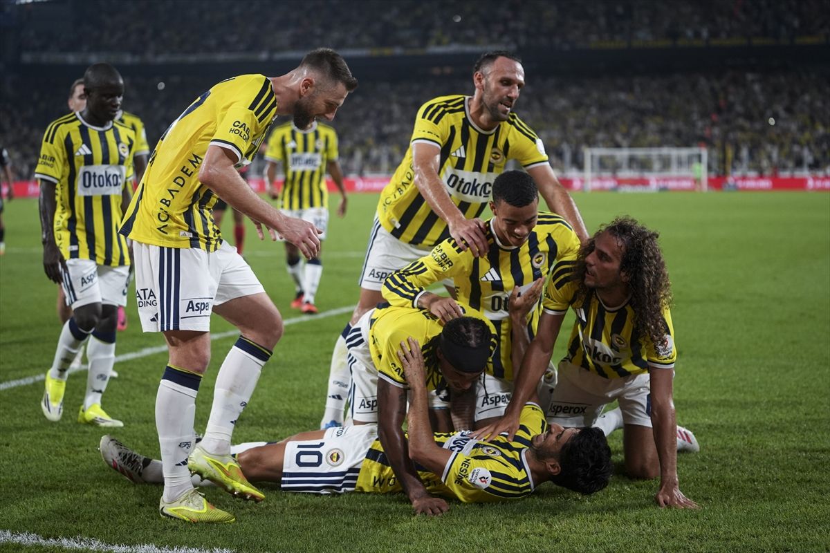 Fenerbahçeli oyuncular saha içinde gol sevincinde bir araya geliyor.