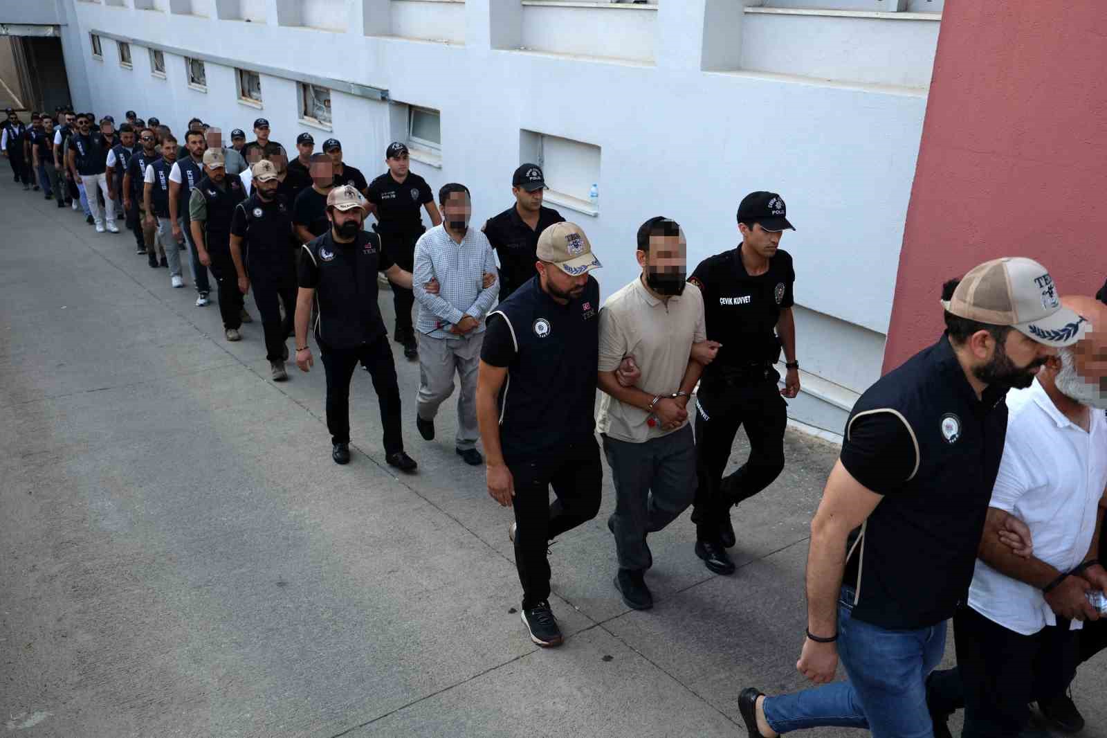 Adana’da yürütülen soruşturma kapsamında gözaltına alınan şüphelilerin polis eşliğinde adliyeye götürülmesi.