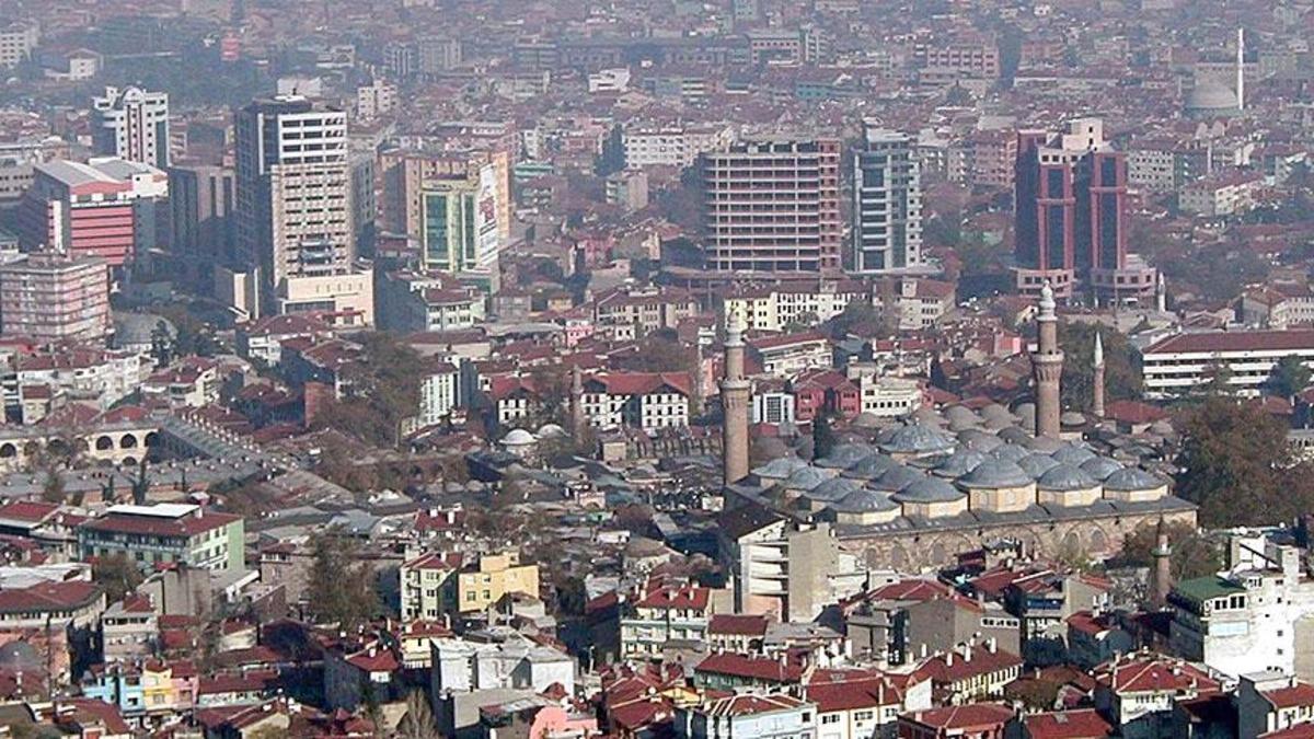 Kent merkezinde binalar ve tarihi yapıların yer aldığı şehir görüntüsü.