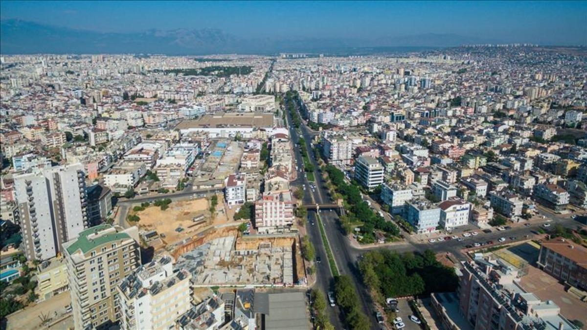 Yoğun yapılaşmanın görüldüğü bir şehir manzarası.