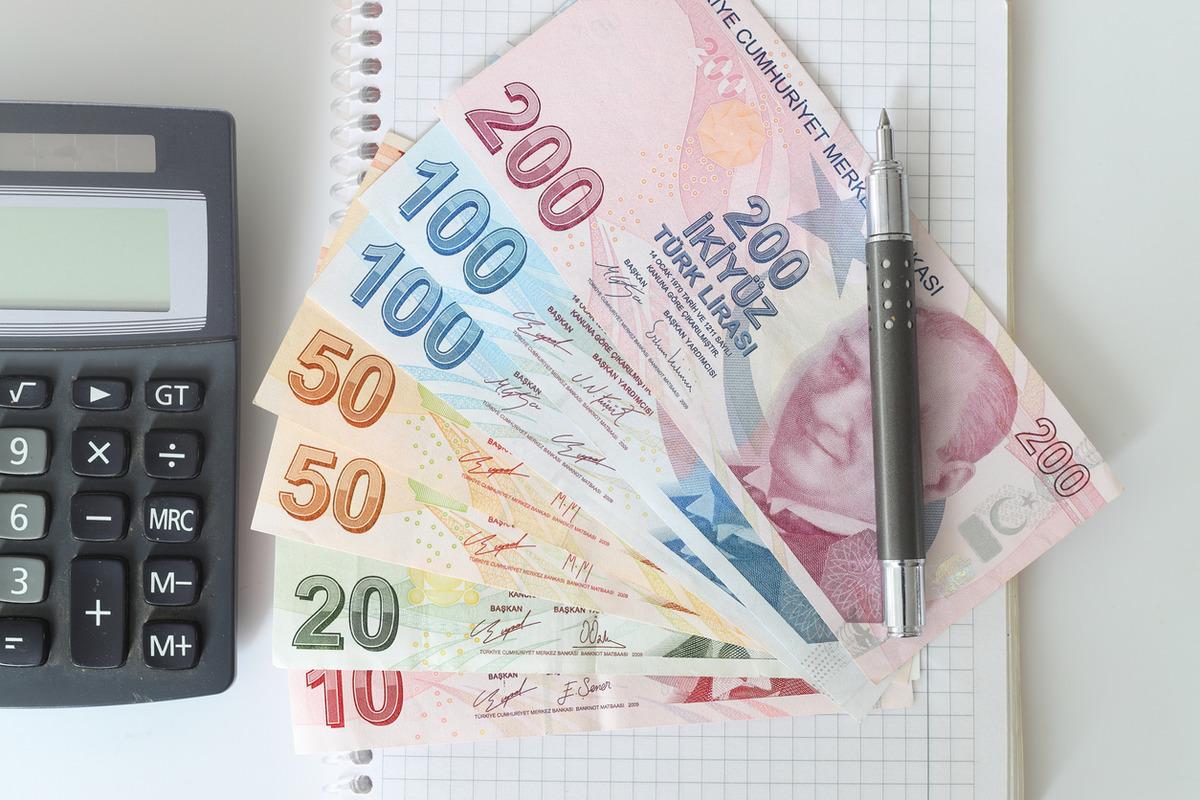 Türk lirası banknotları, hesap makinesi ve kalem.