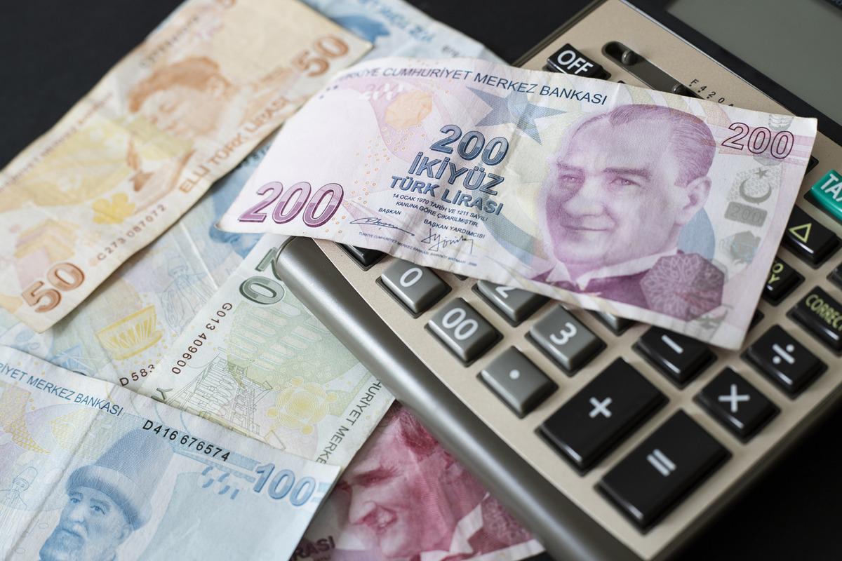 Türk lirası banknotları ve hesap makinesi.