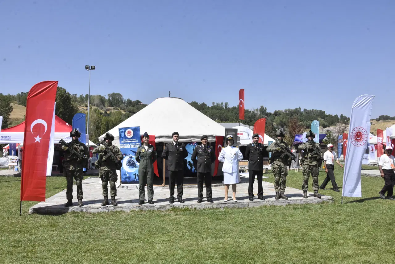 Ahlat etkinlik alanında Türk bayrakları, çadırlar ve görevli ekipler görülüyor.