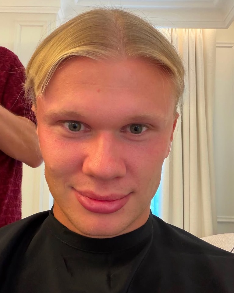 Erling Haaland guarda verso la telecamera prima del taglio di capelli.