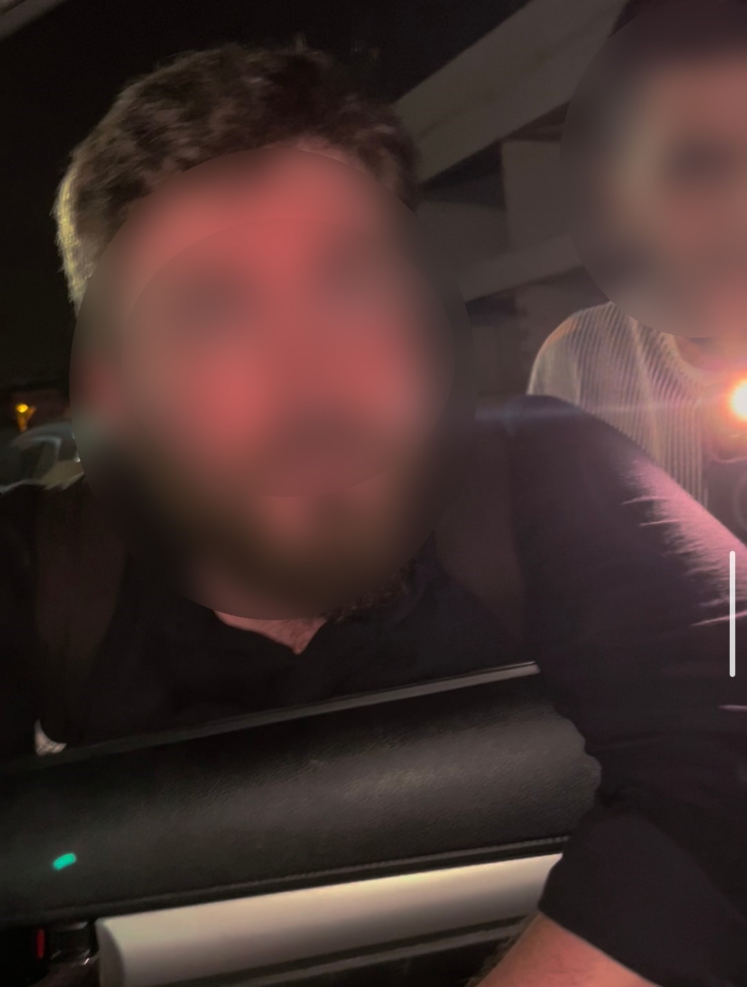 Gece saatlerinde bir otomobilin yanında yüzleri bulanıklaştırılmış iki kişinin görüldüğü olay görüntüsü.