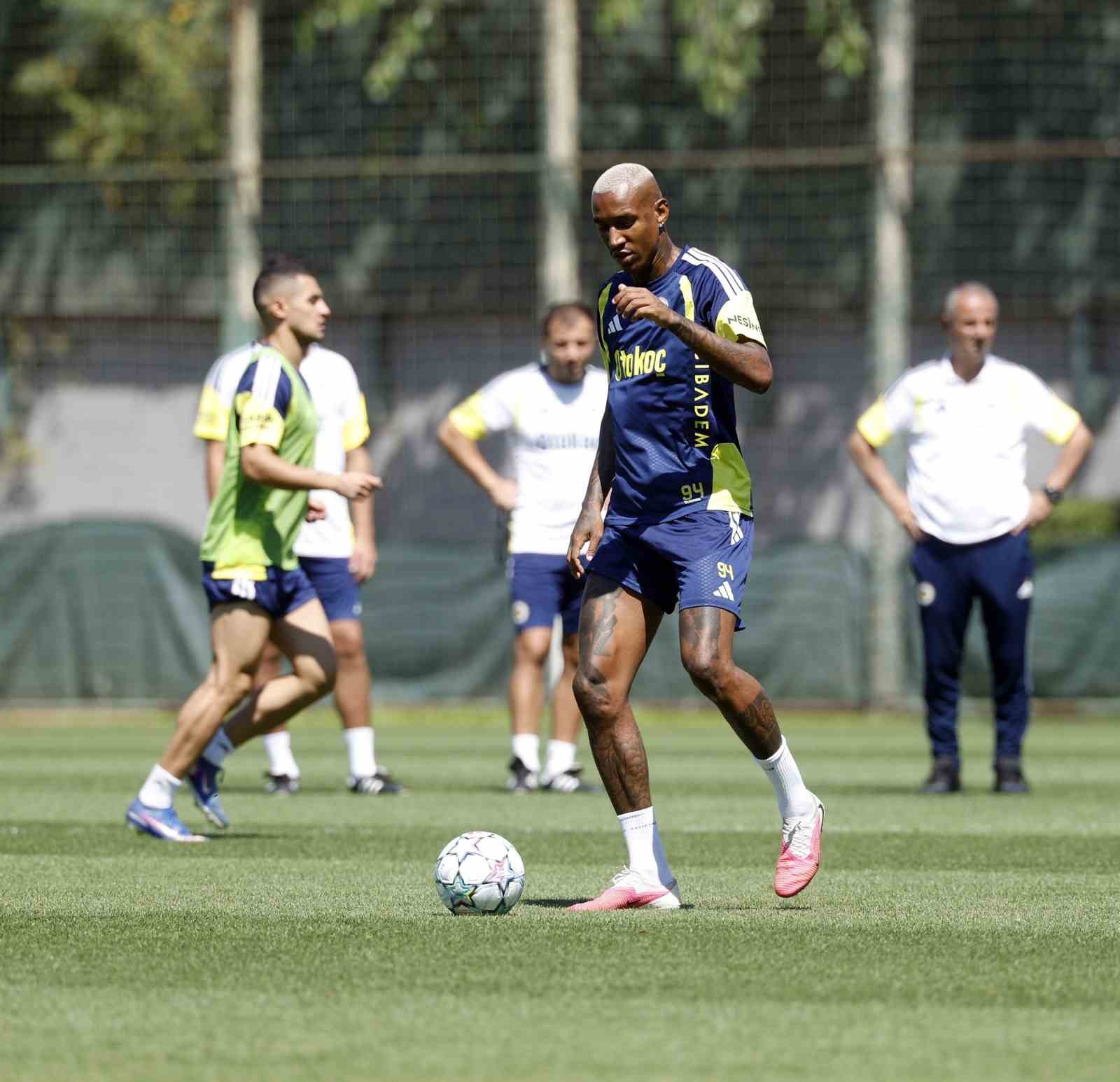 Fenerbahçeli futbolcu antrenmanda topla çalışma yapıyor.