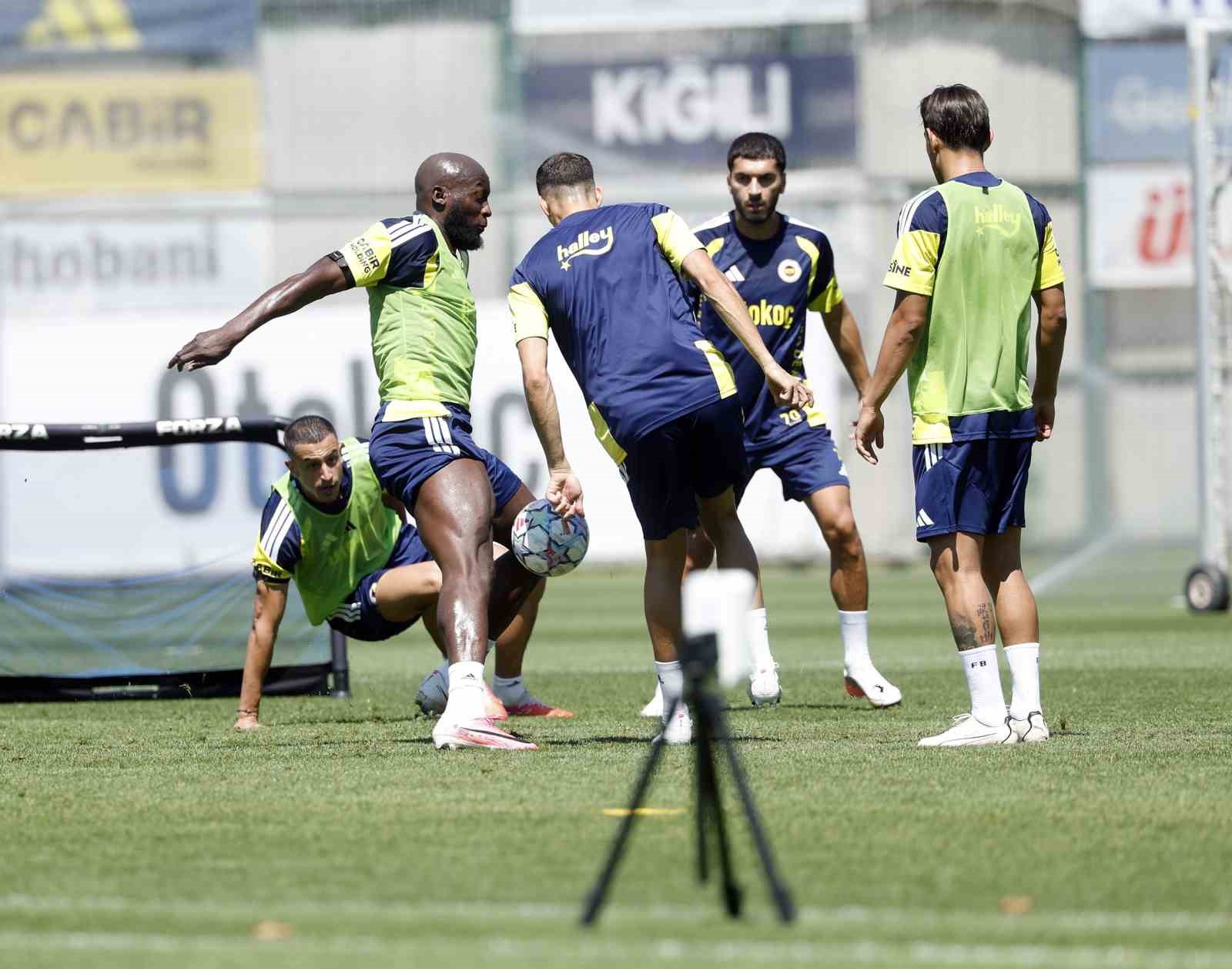 Fenerbahçeli futbolcular antrenmanda dar alanda mücadele ediyor.