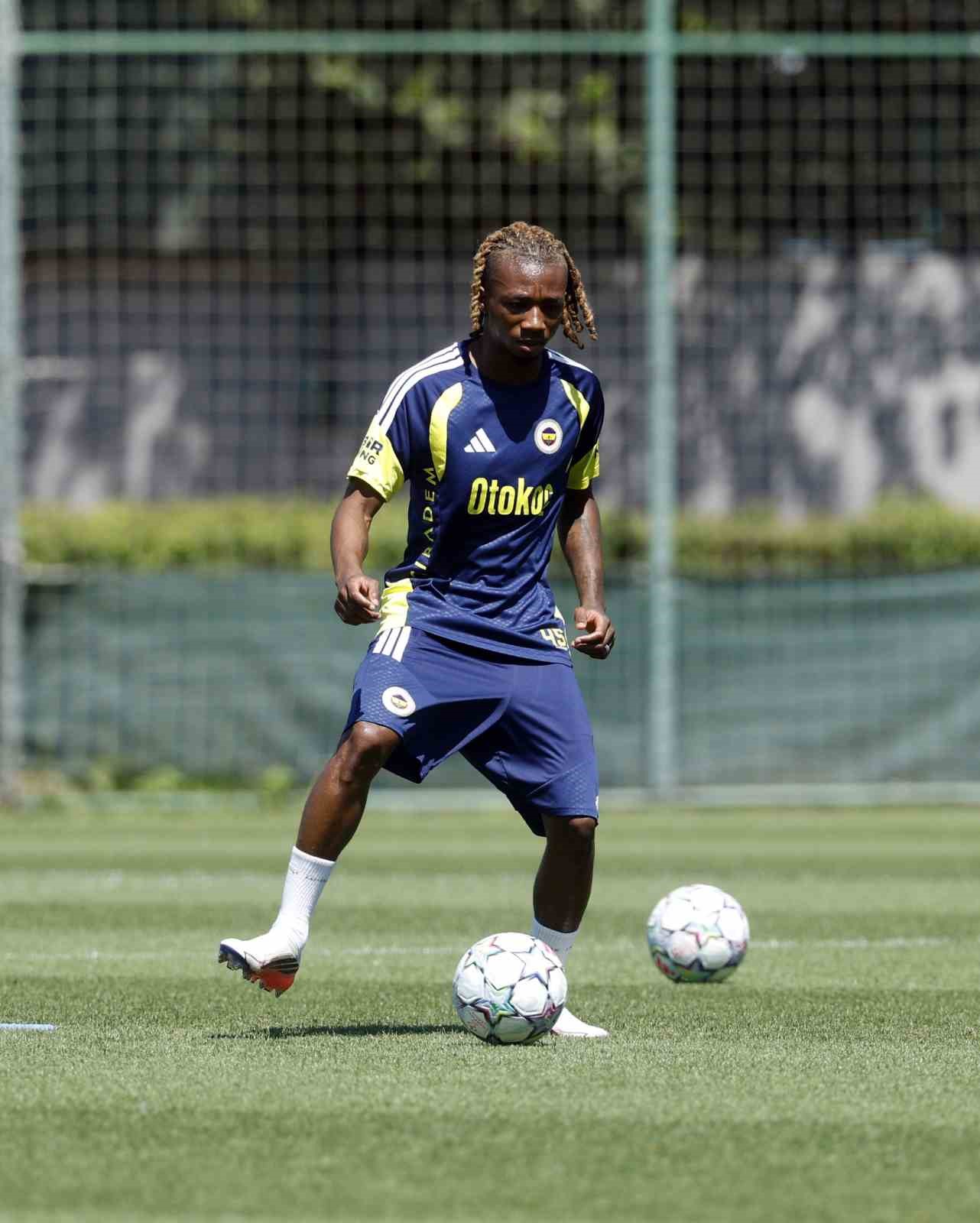 Fenerbahçeli futbolcu antrenmanda top kontrolü yapıyor.