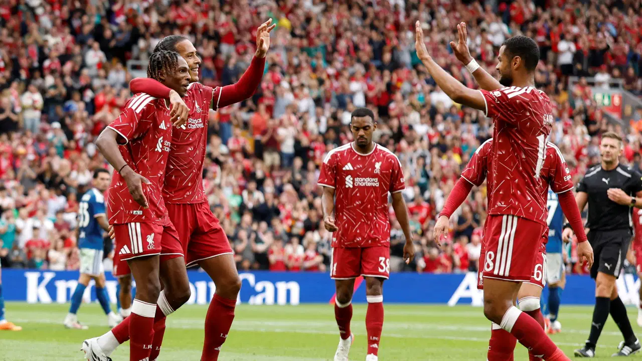 Liverpool futbolcularının saha içinde kutlama yaptığı an.