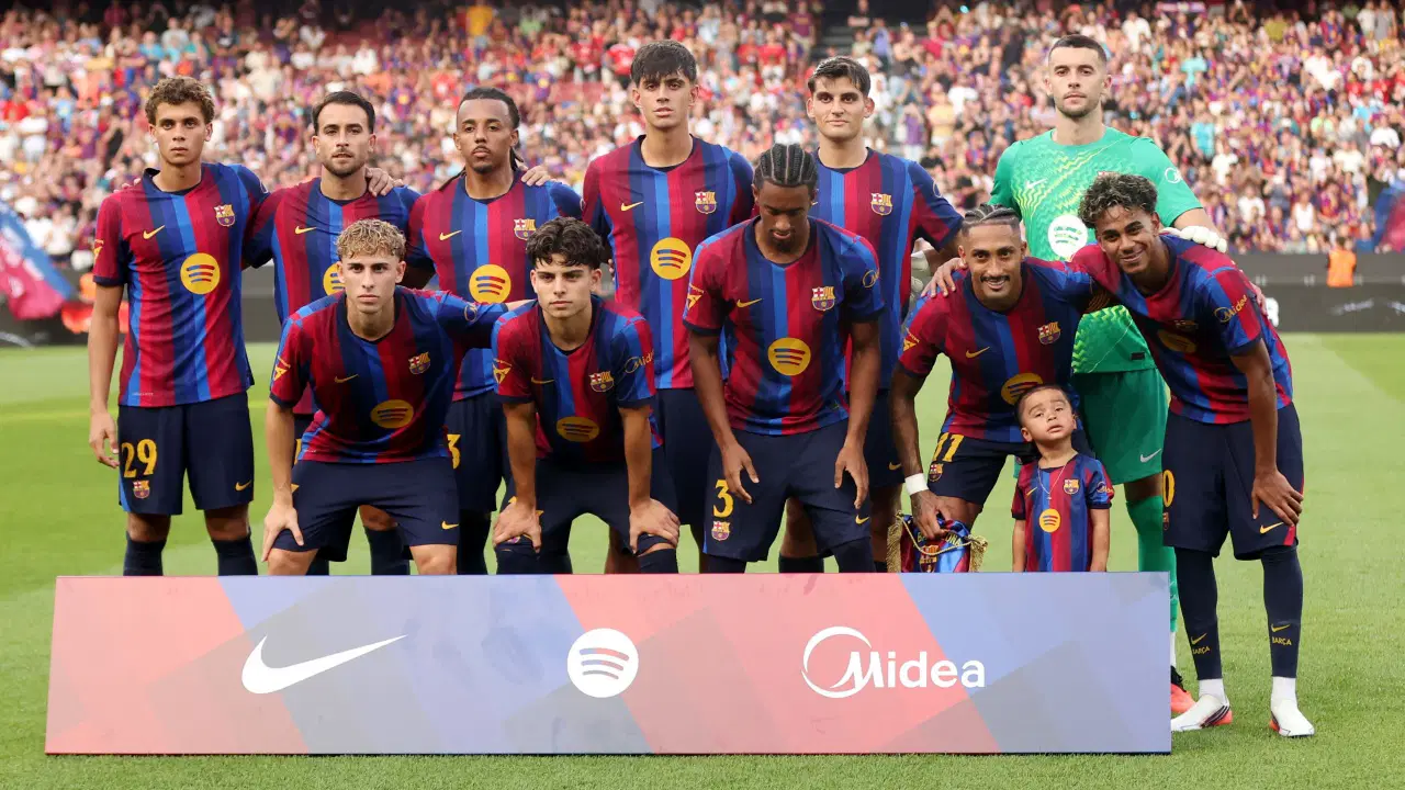 Barcelona futbol takımının sahada toplu halde verdiği poz.