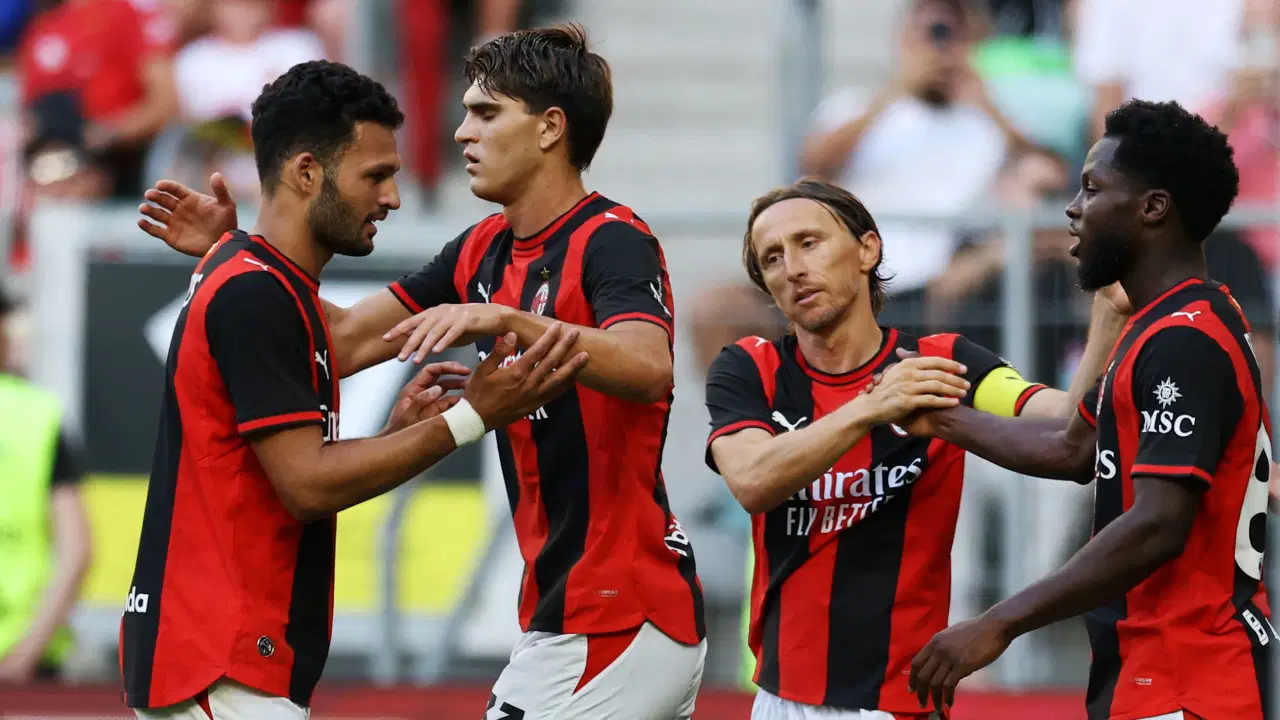 Milan forması giyen futbolcuların maç sırasında birbirleriyle temas ettiği an.