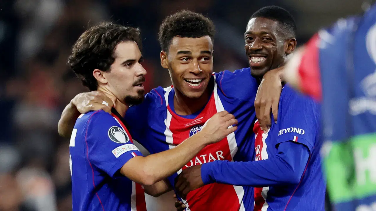 PSG futbolcularının gol sevinci yaşadığı maç anı.