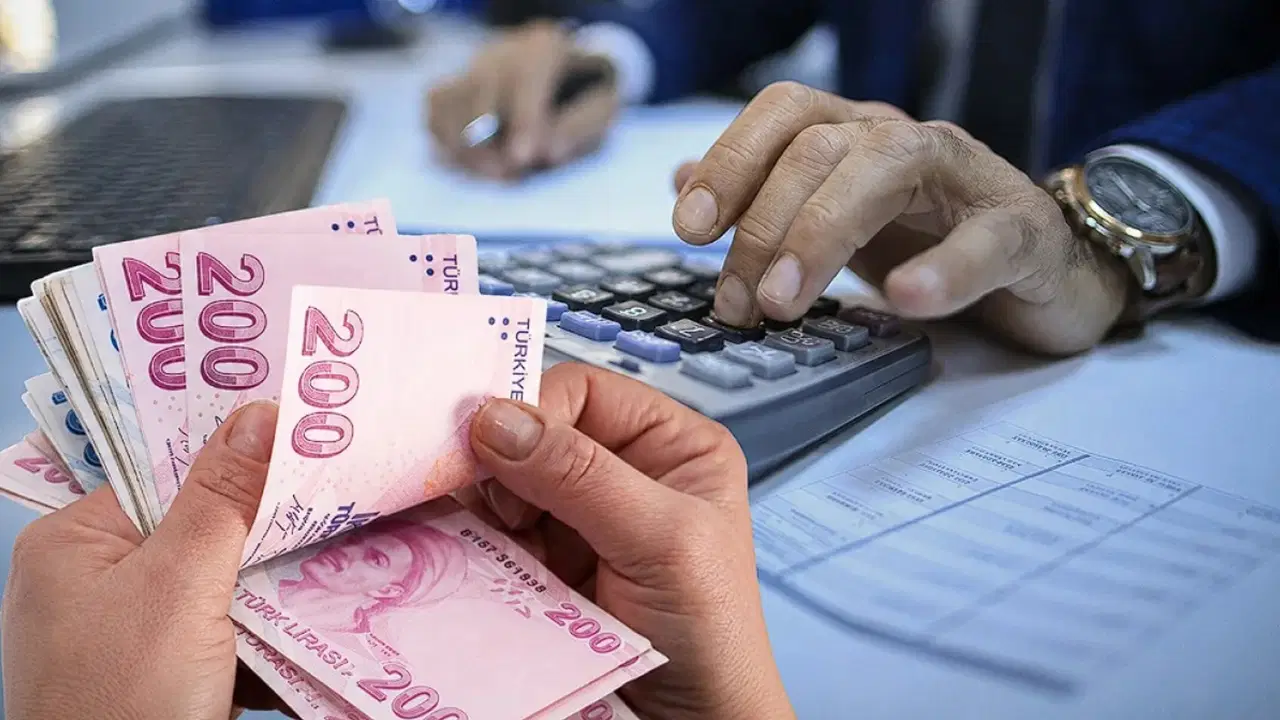 Türk lirası banknotları, hesap makinesi ve ödeme işlemini simgeleyen masa üstü görseli.
