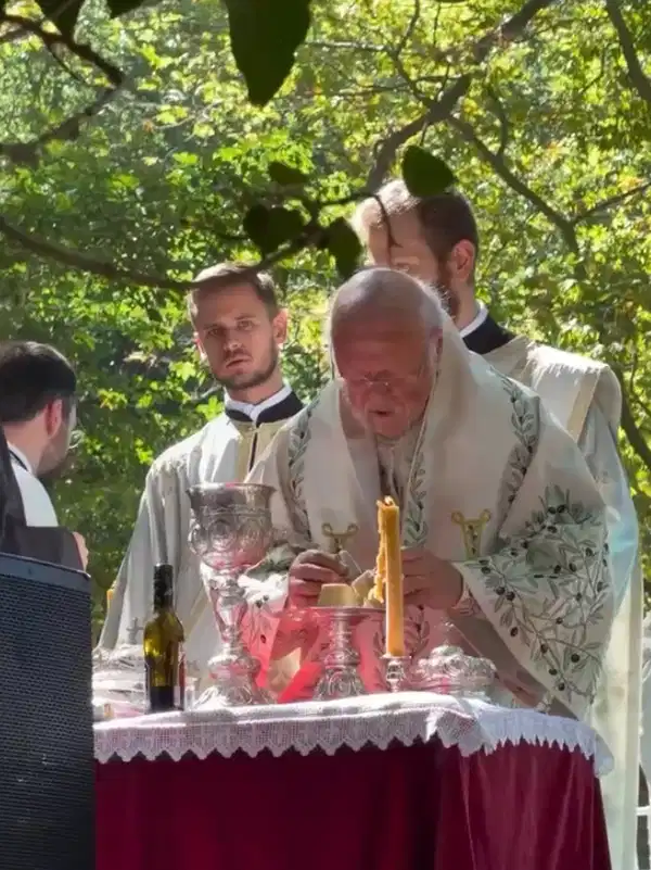 Fener Rum Patriği Bartholomeos’un açık alanda kurulan ayin masasında dini ritüelleri gerçekleştirdiği görülüyor.