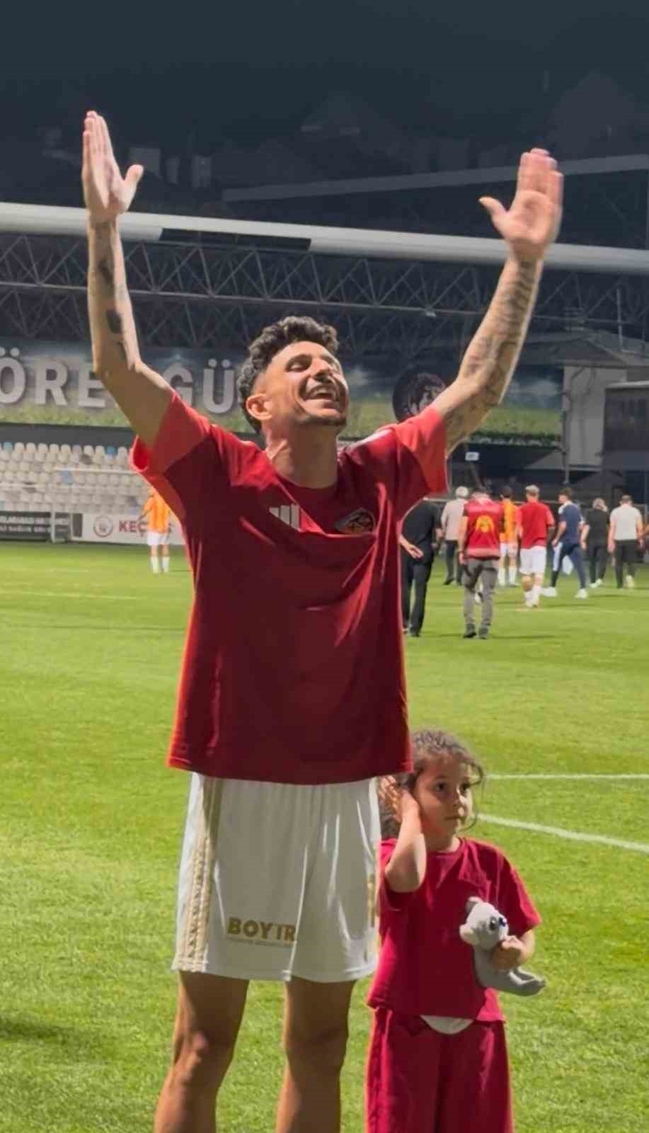 Kayserisporlu Benhur Keser’in maç sonrası sahada sevinç yaşadığı an.