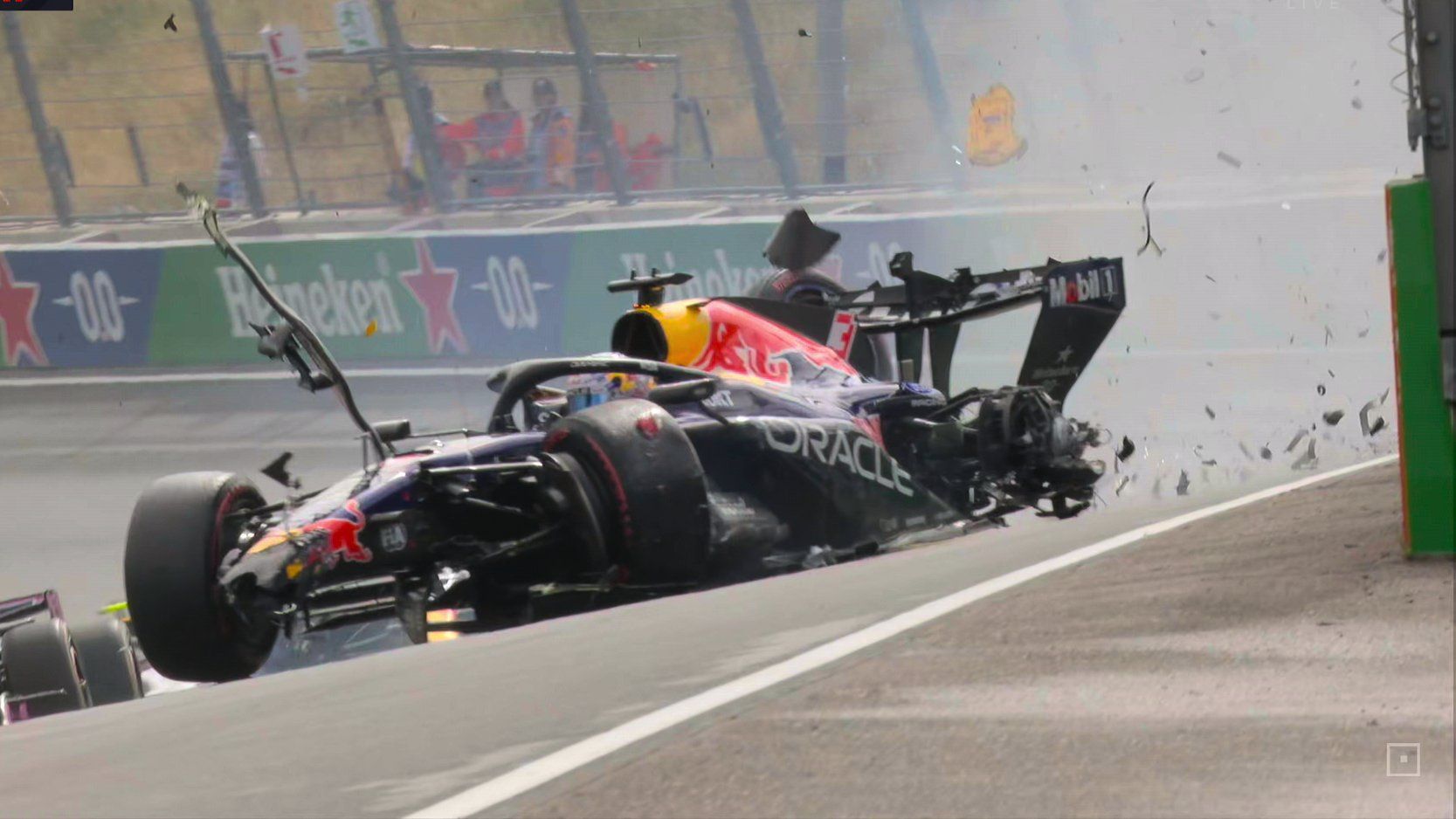 Red Bull aracının bariyerlere çarpmasının ardından pistte savrulan parçalar.