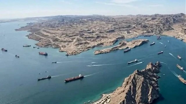 Hürmüz Boğazı çevresinde denizde seyreden yük ve tanker gemilerinin havadan görünümü.