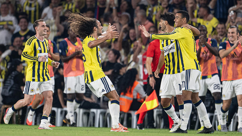 Fenerbahçeli futbolcular maç sırasında saha kenarında sevinç yaşıyor.