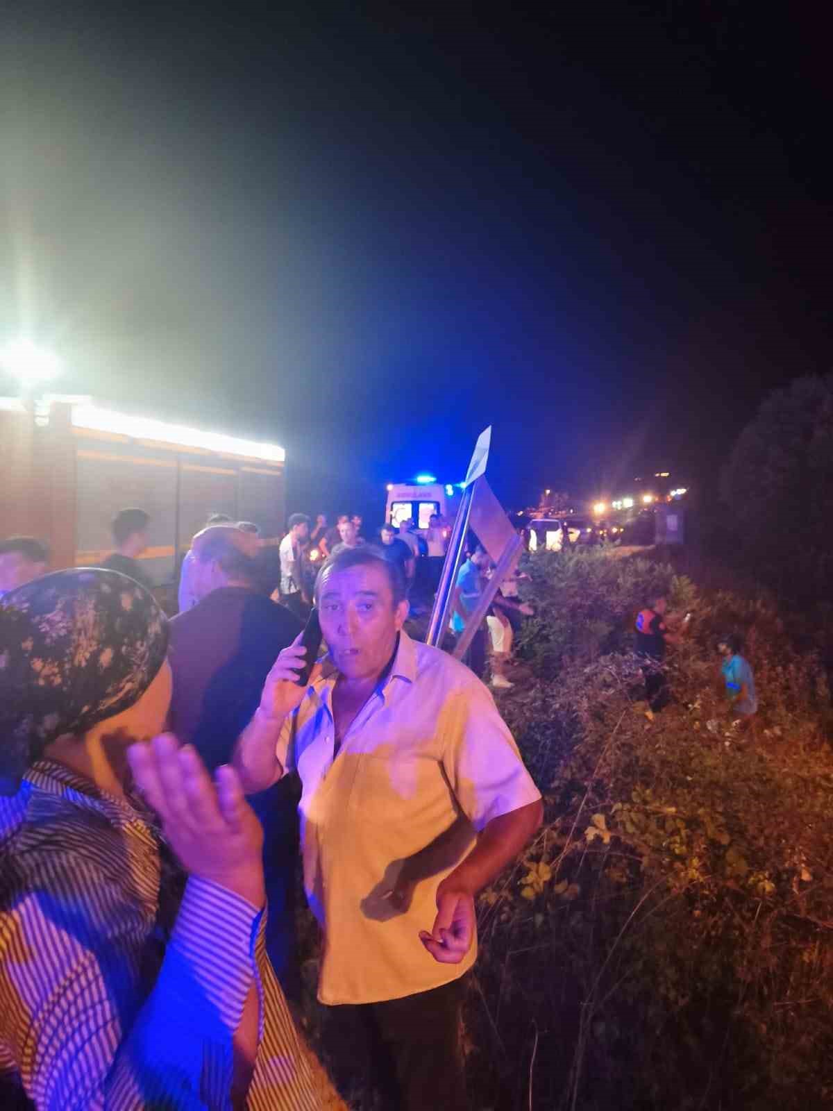 Bartın Akmanlar rampası mevkisindeki trafik kazası sonrası olay yerinde ambulanslar ve çevrede toplanan kişiler görülüyor.