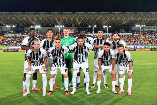 Alanya Oba Stadyumu’nda maç öncesi Beşiktaşlı futbolcuların takım fotoğrafı.