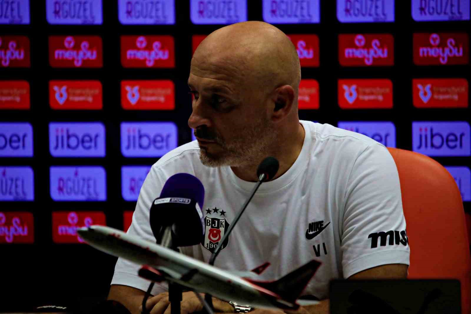 Beşiktaş Teknik Direktörü Vincenzo Italiano basın toplantısında açıklamalarda bulunuyor.