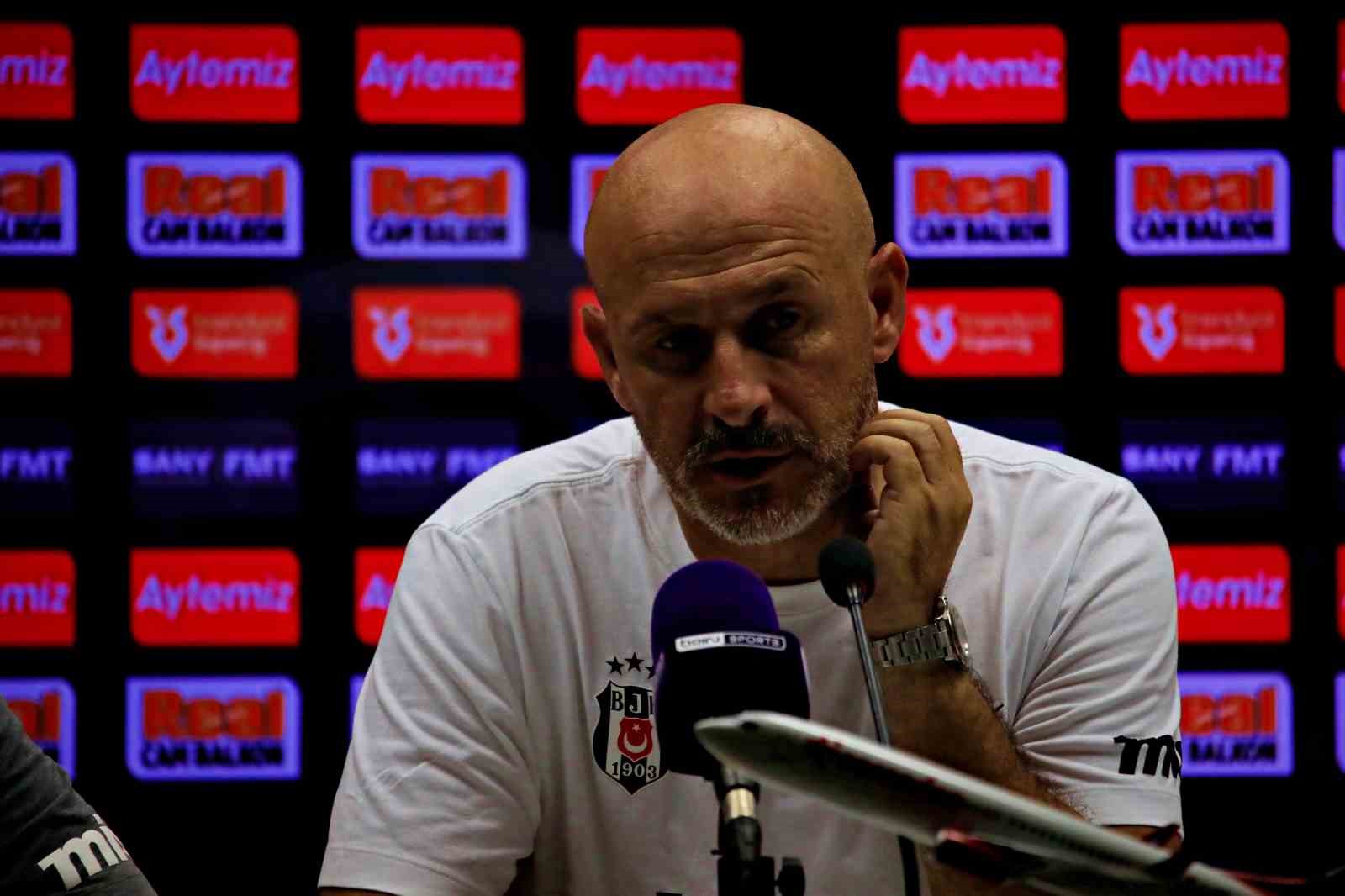 Vincenzo Italiano, Beşiktaş formasıyla basın toplantısında mikrofonların önünde.