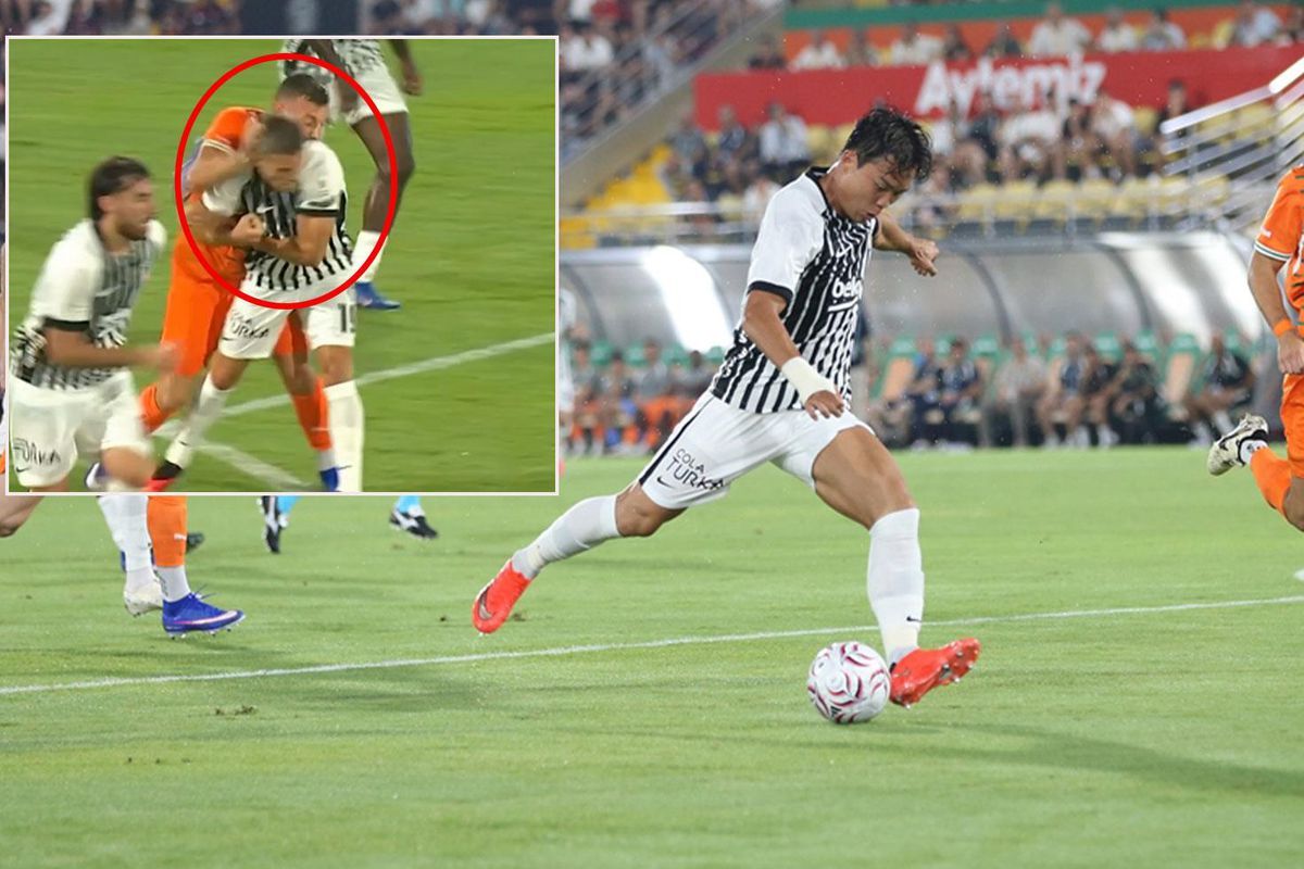 Beşiktaşlı bir futbolcunun Alanyaspor maçında top sürdüğü ve ekranda tartışmalı bir pozisyonun gösterildiği futbol görseli.