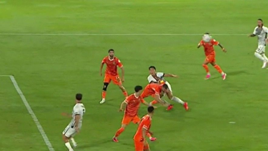 Ceza sahası yakınında Beşiktaşlı ve Alanyasporlu oyuncuların hava topu mücadelesi.