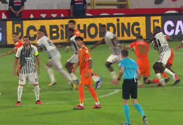 Alanyaspor-Beşiktaş maçında ceza sahası içinde yaşanan temas anını gösteren maç görüntüsü.