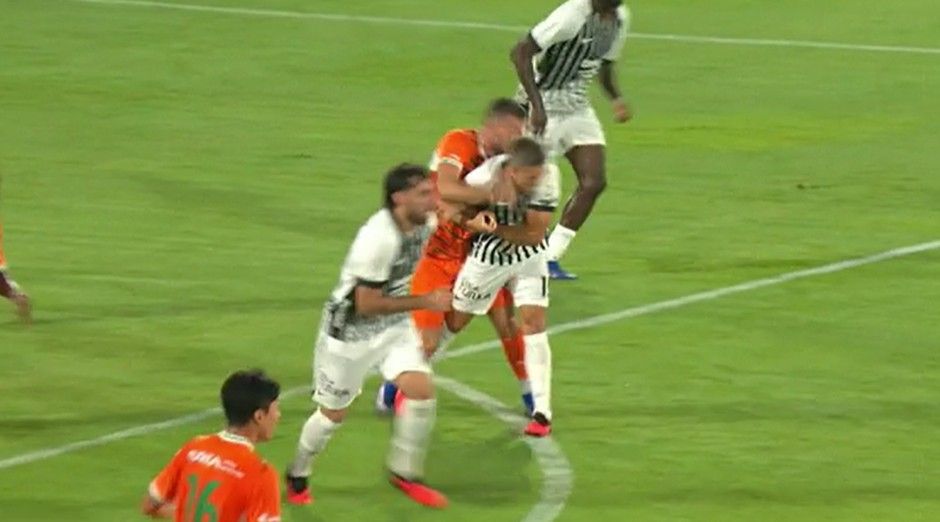 Alanyaspor-Beşiktaş maçında tartışılan pozisyondan yayın görüntüsü.