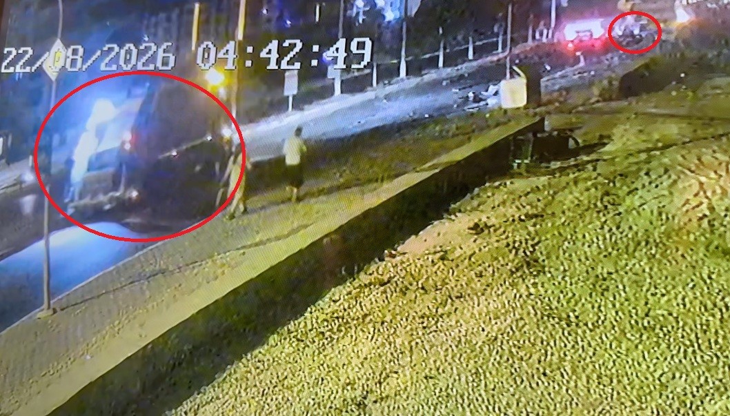 Gece saatlerinde kavşakta meydana gelen trafik kazasına ilişkin güvenlik kamerası görüntüsü.