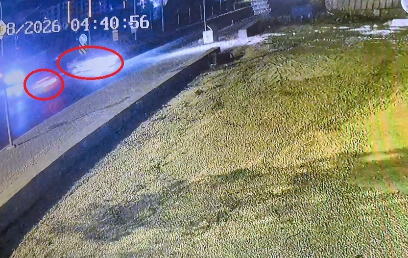 Kavşağa yaklaşan araçların görüldüğü güvenlik kamerası kaydı.