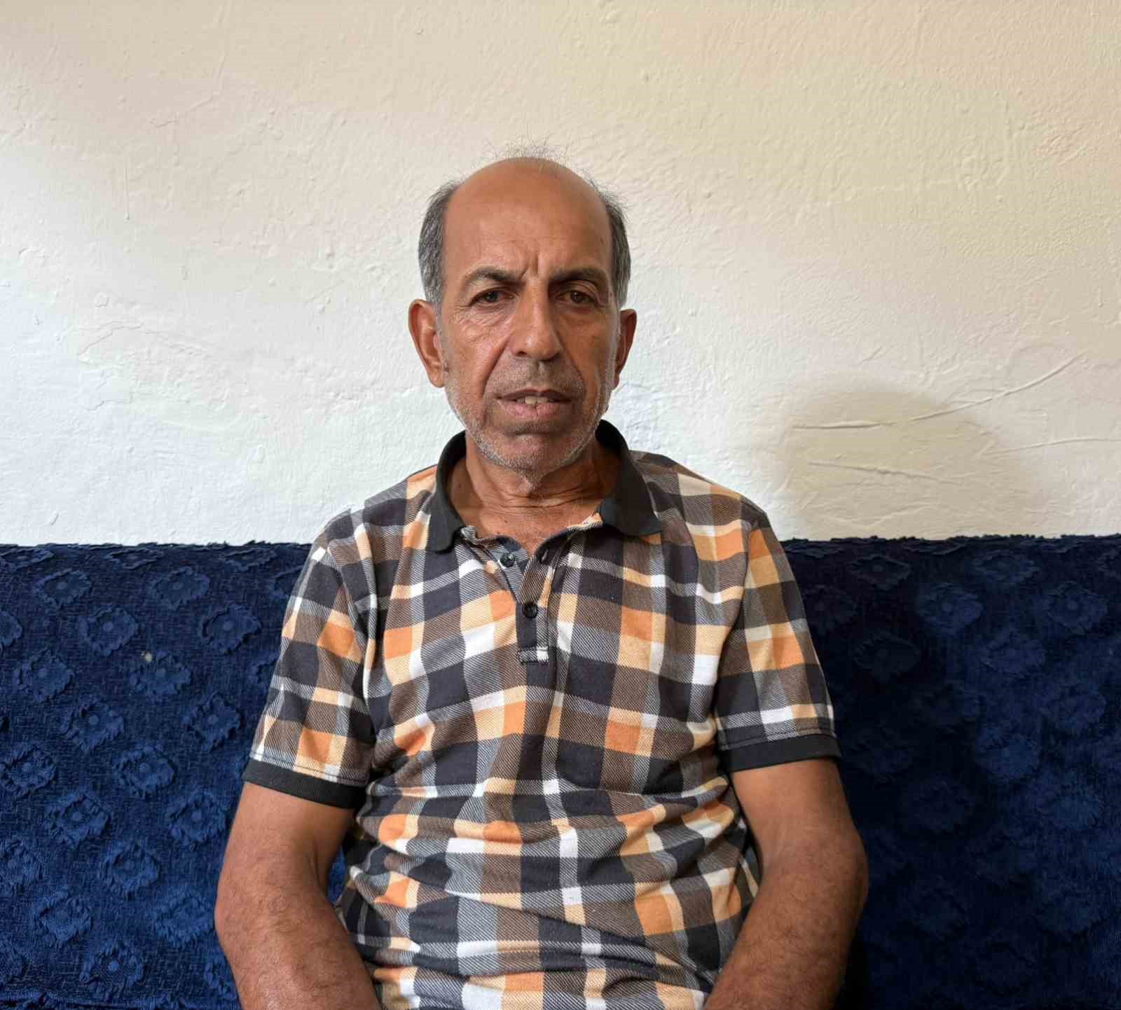 Cevdet Durmaz’ın otururken çekilmiş portre fotoğrafı.