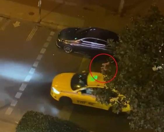 Gece saatlerinde bir sokakta taksinin yanında görülen kişi ve olay anına ait görüntü.