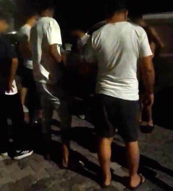 Gece sokakta bir grup kişinin şüpheliyi çevrelediği cep telefonu görüntüsü.